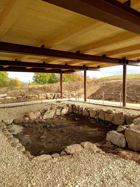 Tettoia di protezione della Casetta A nell'area archeologica del Bostel di Rotzo (VI)