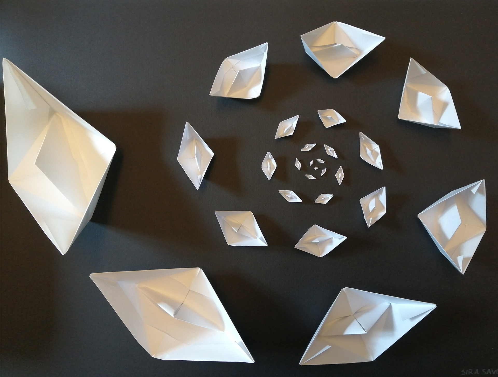 Fotografia di una spirale di barchette di carta