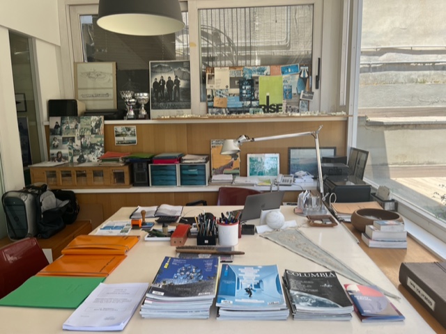 fotografia di uno studio di architettura con scrivania e libri